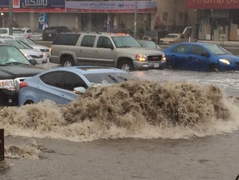В Саудовской Аравии сильнейшим наводнением затопило пустыню (видео) 