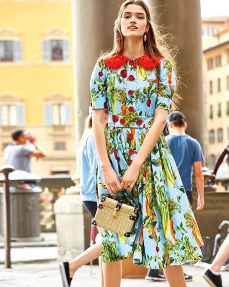 Модное лето: миди-платья и прямоугольные сумки